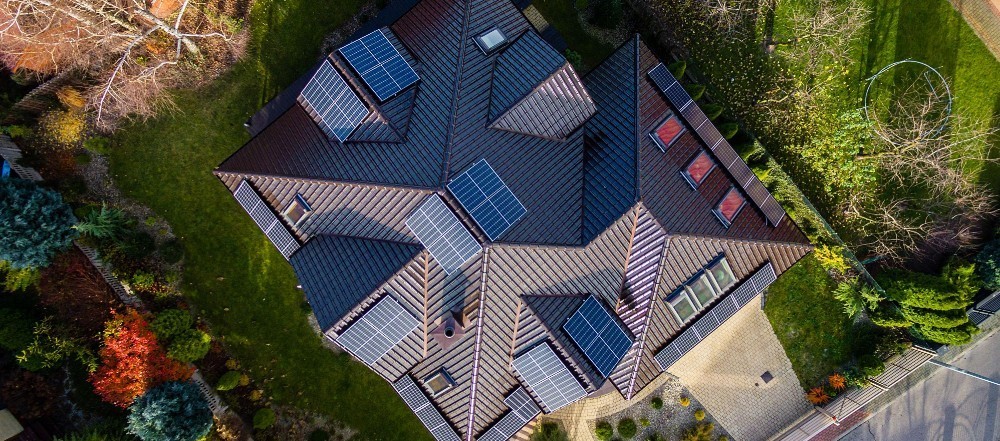 panele fotowoltaiczne zamontowane na dachu